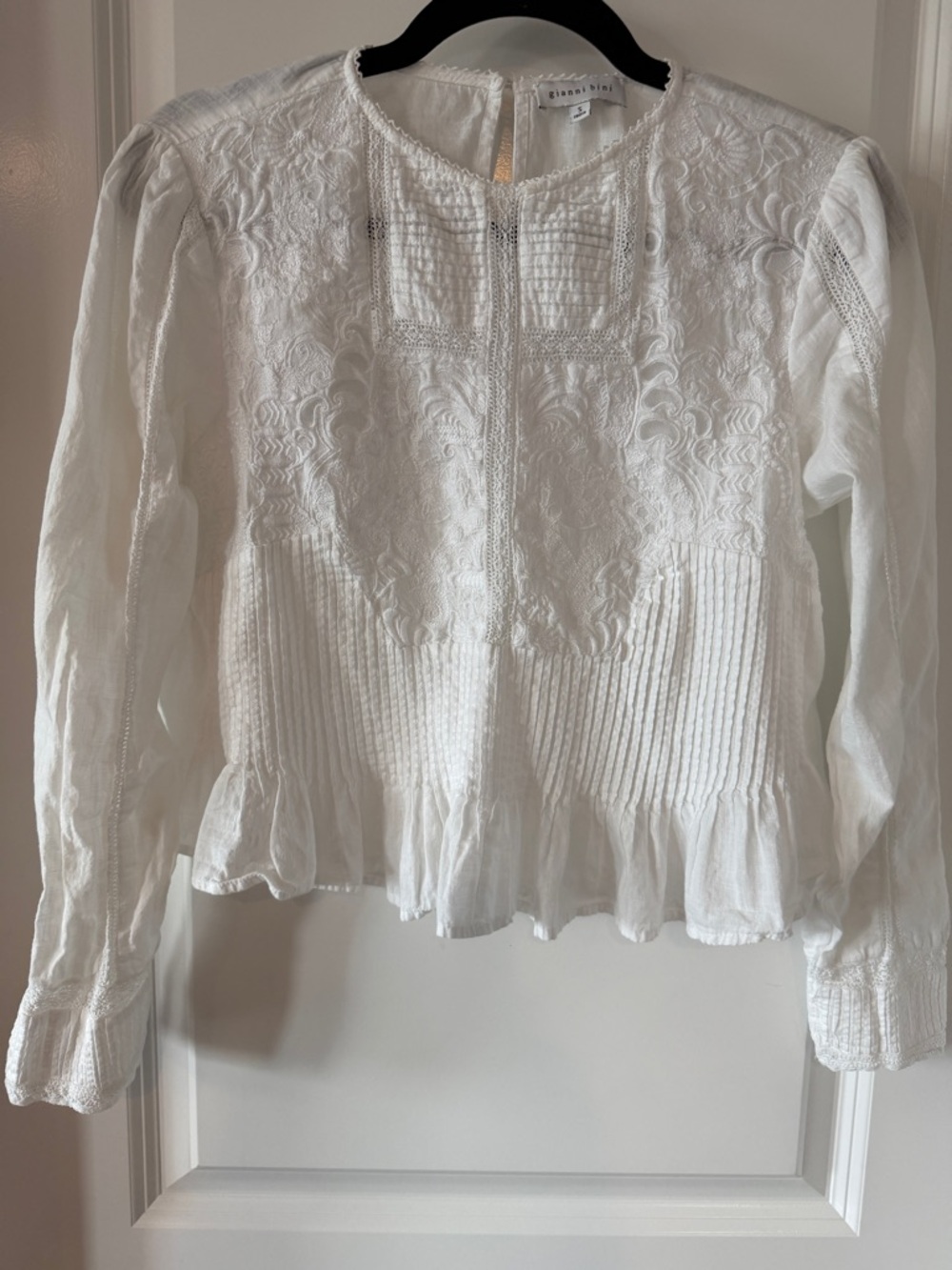 Gianni Bini White Long Sleeve Peasant Top with Lace and Pintuck Detail Sz Small